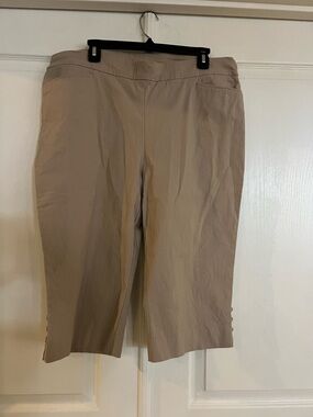 Chico's Beige Elastic Waist Capri Size 3